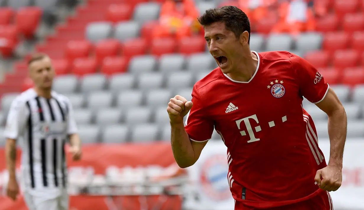 5. Robert Lewandowski (32 tahun) - Ketajam Lewandowski di lapangan belum tergerus di usianya yang telah menginjak 32 tahun. Pemain asal Polandia ini membuktikannya dengan menjadi top skor di Liga Jerman dan Liga Champions 2019/2020. (AFP/Sven Hoppe/pool)
