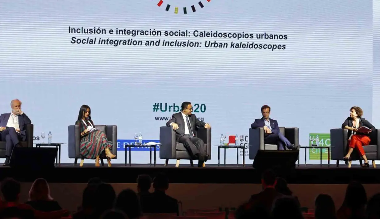 Gubernur DKI Jakarta Anies Baswedan (tengah) saat menjadi pembicara dalam Urban 20 (U20) Global Summit di Buenos Aires, Argentina. Acara ini dihadiri para pemimpin 25 kota utama dari negara-negara anggota G20. (Liputan6.com/Pool/Pemprov DKI Jakarta)