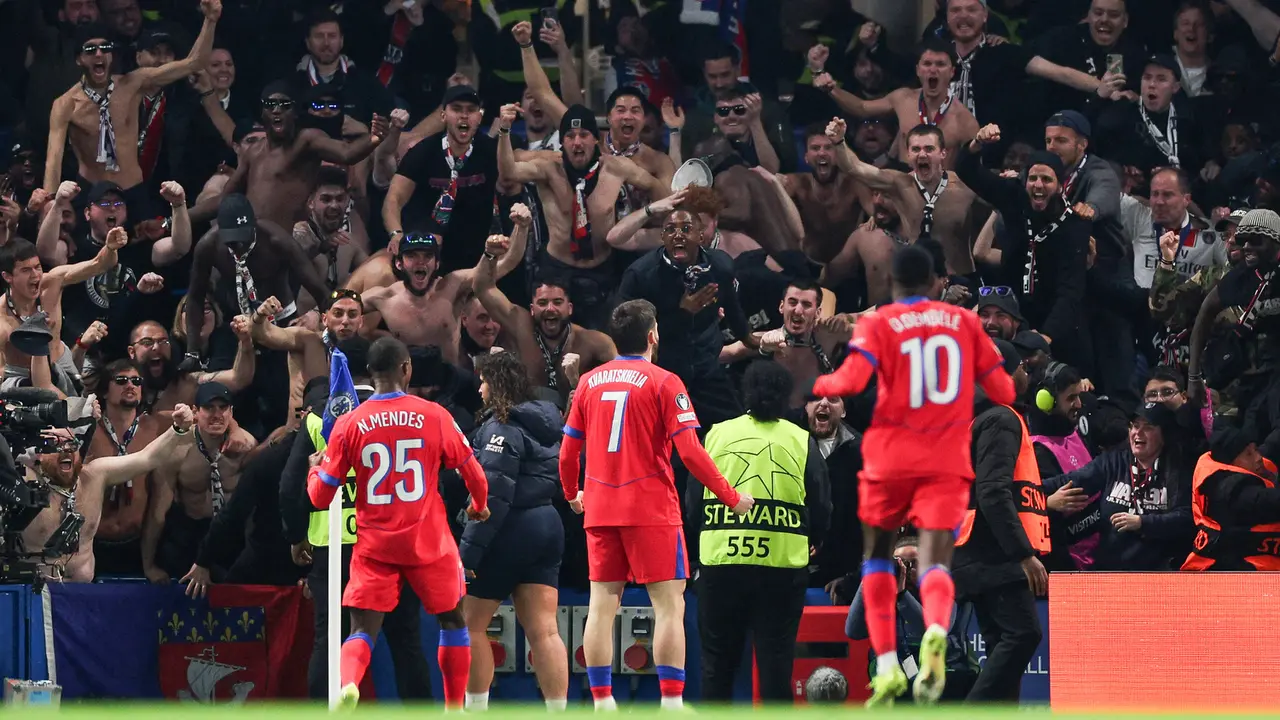 Foto: Fans Chelsea Pulang Duluan, Kecewa Berat The Blues Dipermalukan PSG di Liga Champions