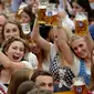 Para wanita muda mengangkat gelas bir saat pembukaan festival bir terbesar di dunia Oktoberfest ke-185 di Munich, Jerman, Sabtu (22/9). (AP Photo/Matthias Schrader)