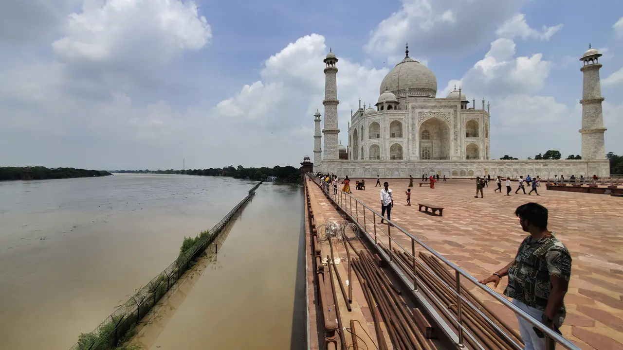 Luapan Air Sungai Yamuna Capai Dinding Luar Taj Mahal