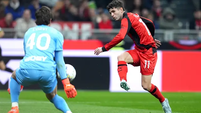 Pemain AC Milan Christian Pulisic (kanan) beraksi menghadapi kiper Parma Edoardo Corvi