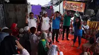 Warga mengikuti kegiatan kick-off “Ramadan Berbagi” yang digelar FRESTEA dan Coca-Cola di Collection Center Yayasan Mahija Parahita Nusantara Tebet, Jakarta (Liputan6.com/HO)