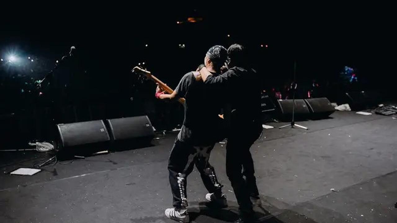 Ari Lasso mengenang bahwa uang dari album tersebut digunakan untuk membelikan kasur bagi ibunya,