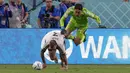Shuichi Gonda bisa dikatakan sebagai kiper paling sibuk di matchday pertama Piala Dunia 2022. Ia tercatat telah melakukan 8 kali penyelamatan saat laga Grup E antara Jepang melawan Jerman. (AP/Eugene Hoshiko)