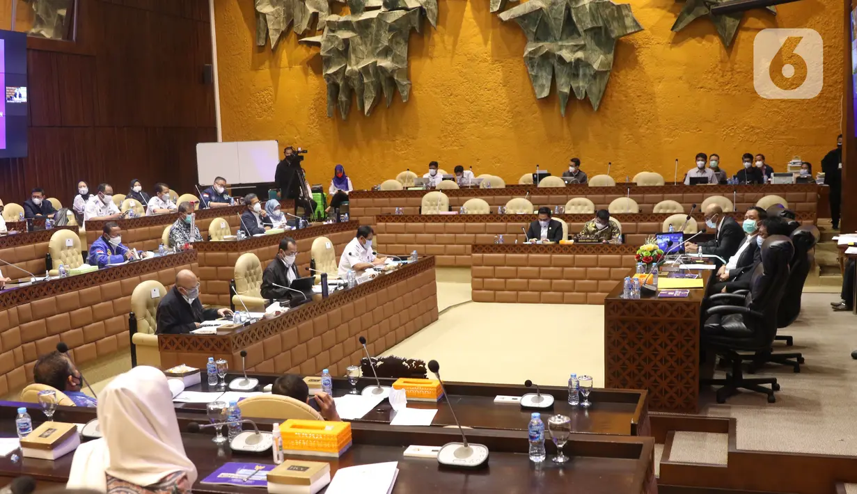 Suasana rapat kerja antara Menteri Perhubungan Budi Karya Sumadi dengan Komisi V DPR di Kompleks Parlemen, Senayan, Jakarta, Senin (25/1/2021). Rapat kerja tersebut membahas evaluasi pelaksanaan anggaran tahun 2020 serta program kerja Kementerian Perhubungan tahun 2021. (Liputan6.com/Angga Yuniar)