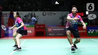 Pasangan ganda campuran Indonesia, Praveen Jordan/Melati Daeva Oktavianti bertanding melawan wakil India, Ishaan Bhatnagar/Tanisha Crasto pada babak 32 besar Indonesia Masters 2022 di Istora Senayan, Jakarta, Rabu (8/6/2022). Praveen Jordan/Melati Daeva Oktavianti unggul 21-14, 16-21, dan 21-12. (Liputan6.com/Helmi Fithriansyah)