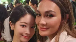 Luna maya saat selfie bareng Dahyun TWICE. Lantara sering sekali bertemu artis Korea, Luna disebut K-Popers paling beruntung. "Mbak bulan adalah kasta tertinggi kpopers Indonesia," kata warganet di Instagram. (Foto: Instagram/ lunamaya)