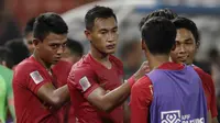 Bek Timnas Indonesia, Hansamu Yama, tampak kecewa usai dikalahkan Thailand pada laga Piala AFF 2018 di Stadion Rajamangala, Bangkok, Sabtu (17/11). Thailand menang 4-2 dari Indonesia. (Bola.com/M. Iqbal Ichsan)