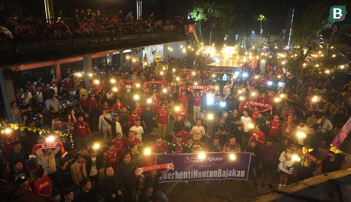 Anggota Bigreds Indonesia Official Liverpool Supporters Club (IOLSC) Jakarta foto bersama saat acara nonton bareng bertajuk Roaring Night Liverpool Vs Manchester City di 15th Park Kemang, Jakarta, Minggu (10/3/2024). (Bola.com/Syahkist Afi Daib)