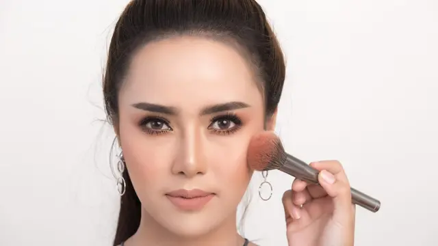 Cara Mengunci Makeup dengan Teknik Sandwich Setting Spray (Foto/Sumber: Freepik)