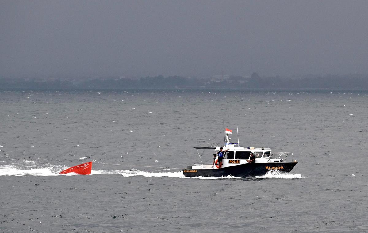 FOTO: Hari Ketiga Pencarian, Tim SAR Sisir Laut Cari 29 Korban KMP Tunu Pratama Jaya