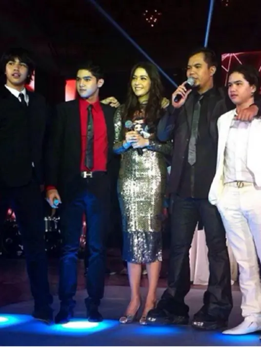 Dari pernikahan Ahmad Dhani dan Maia Estianty, mereka dikaruniai tiga orang anak laki-laki yang tampan. Mereka adalah Ahmad Al Ghazali, Ahmad El Jallaludin Rumi, dan Ahmad Abdul Qodir Jaelani. (via instagram/@elelrumi)