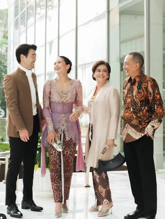 Penampilan sang mama juga terlihat selaras dengan gaya kebaya yang begitu sederhana. Maudy Ayunda