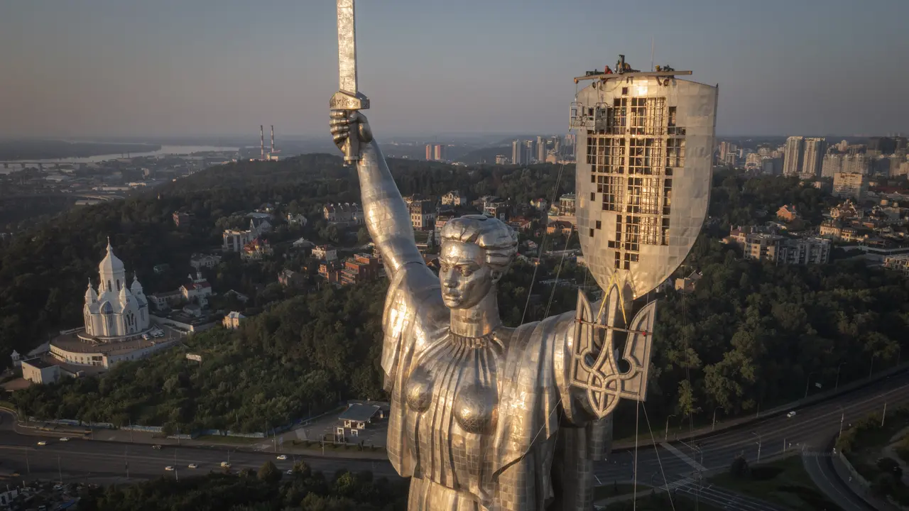 Ukraina mengganti lambang Soviet dengan trisula