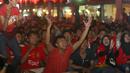 Seorang Suporter terlihat emosional saat gagal gol pada saat mengikuti acara nonton bareng Liga Premier Inggris antara Liverpool vs Manchester United di Mall Sumarecon Bekasi, Jawa Barat, Minggu (17/1/2016). (Bola.com/Nicklas Hanoatubun)