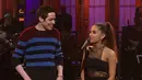 Pete Davidson sepertinya menyukai Ariana saat manggung. Ia pernah mengunggah foto Ariana Grande saat tengah perform dan memuji tunangannya tersebut. (Youtube)