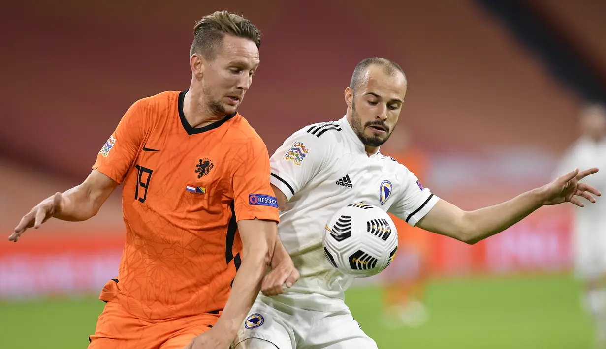Penyerang Belanda, Luuk de Jong berebut bola dengan pemain Bosnia & Herzegovina, Darko Todorovic pada pertandingan UEFA Nations League di Johan Cruyff ArenA di Amsterdam, Belanda, Minggu (15/11/2020). Belanda menang atas Bosnia & Herzegovina 3-1. (John Thys/Pool via AP)