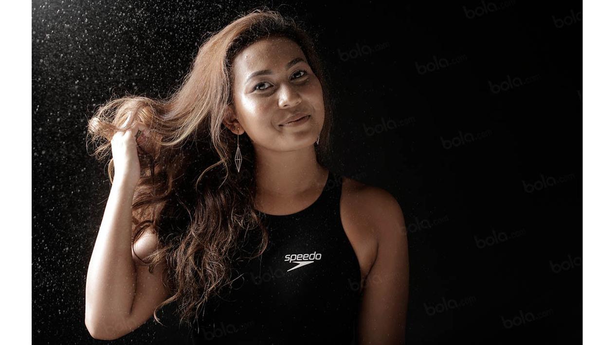 Perenang Indonesia, Raina Saumi Grahana, mengibaskan rambutnya saat sesi foto di Kantor Redaksi Bola.com, Jakarta, Senin (31/10/2016). (Bola.com/Peksi Cahyo)