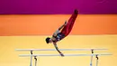 Pesenam putra Indonesia, Satria Tri Wira Yudha beraksi pada nomor palang sejajar dalam Kejuaraan Dunia Gimnastik 2025 di Indonesia Arena, Senayan, Jakarta, Senin (20/10/2025).