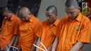 Tersangka dihadirkan saat rilis kasus pencurian ATM dan penipuan di Polda Metro Jaya, Rabu (25/9/2019). Polisi menangkap sembilan orang dari tiga kasus berbeda dengan barang bukti berupa puluhan unit handphone, berbagai jenis kartu ATM, tusuk gigi, dan amplas. (Liputan6.com/Immanuel Antonius)