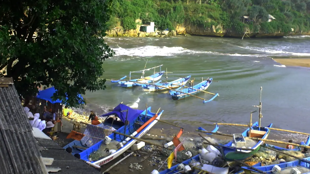 Kapal Nelayan Nyaris Tenggelam