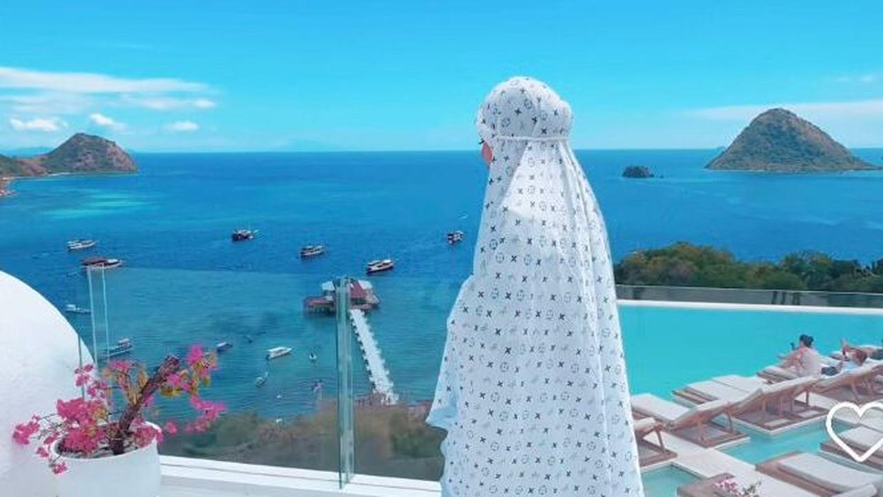 Mengenakan Mukena Milik Brand Fashion Dirinya <br>