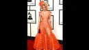 Penyanyi Joy Villa membalut tubuhnya dengan bahan daur ulang berwarna oranye saat menghadiri acara Grammy Awards 2015 di Staples Center, Los Angeles, AS, Minggu (8/2). (Jason Merritt/Getty Images/AFP)
