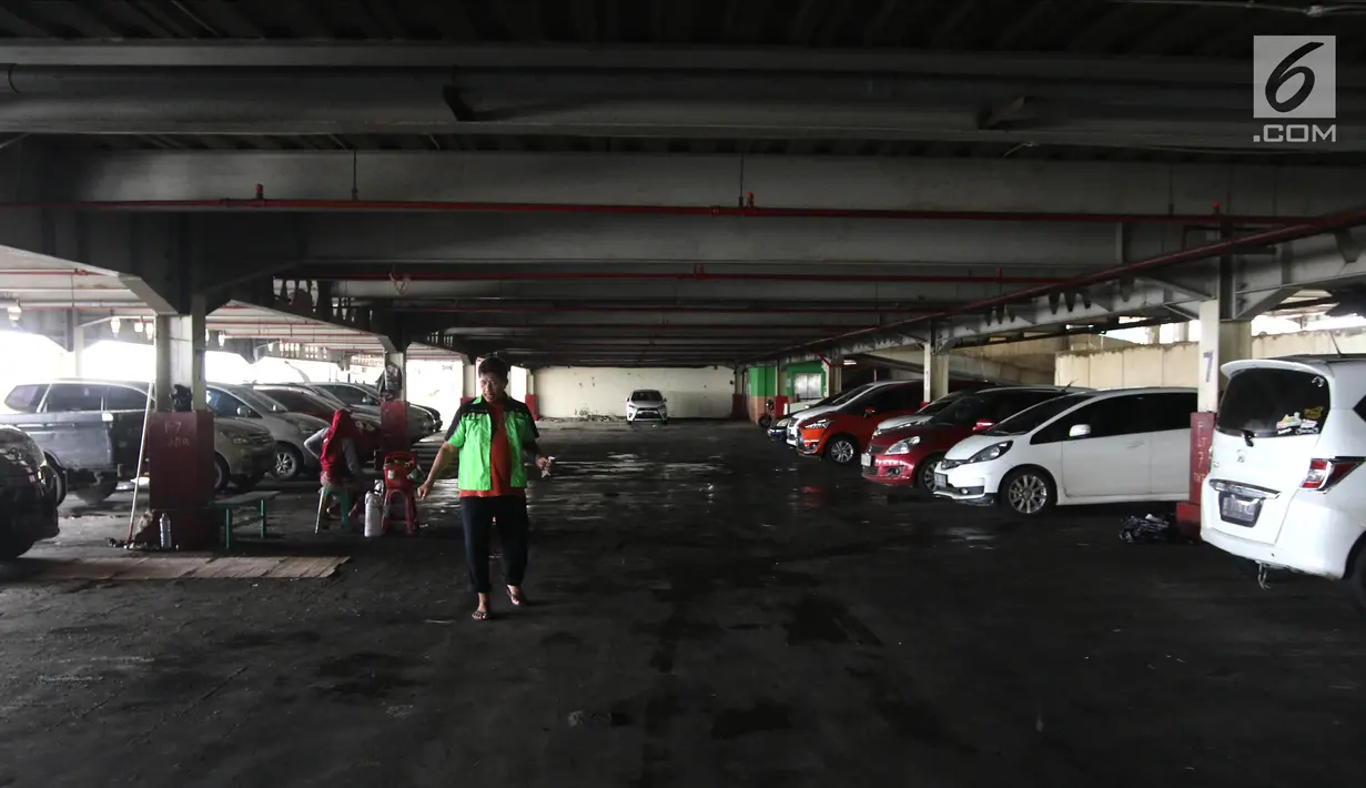 Suasana parkir Blok F Tanah Abang, Jakarta Pusat, Selasa (24/4). Tempat tersebut akan menjadi lokasi sementara pedagang Blok G Pasar Tanah Abang selama masa renovasi. (Liputan6.com/Arya Manggala)