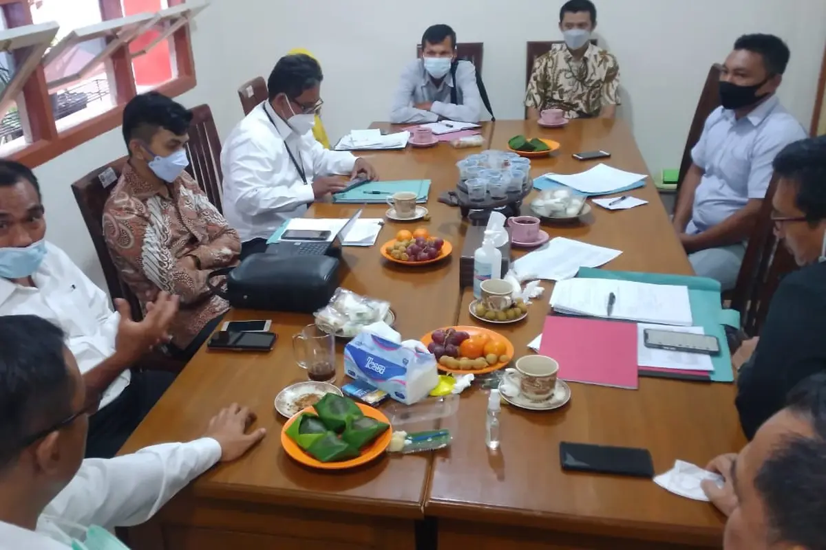 Tim Kemensos dan Intel Mabes Polri ketika memintai keterangan seorang pedagang telur ayam, Muhammad Fuad Mushofa. (Liputan6.com/Ahmad Adirin)