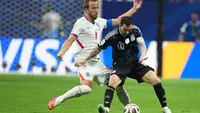 Pemain Argentina Lionel Messi (kanan) berebut bola dengan pemain Inggris Harry Kane (kiri) dalam laga semifinal Piala Dunia 2026 antara Inggris vs Argentina di Atlanta, Rabu, 15 Juli 2026. (AP Photo/Jacob Kupferman)