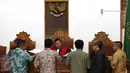 Kuasa hukum PT VSI dan Kejagung usai menunjukkan bukti ke hakim di ruang sidang 5 Pengadilan Negeri Jakarta Selatan, Selasa (22/9/2015). PT VSI menyatakan penggeledahan yang dilakukan Kejagung adalah tindakan salah alamat. (Liputan6.com/Herman Zakharia)