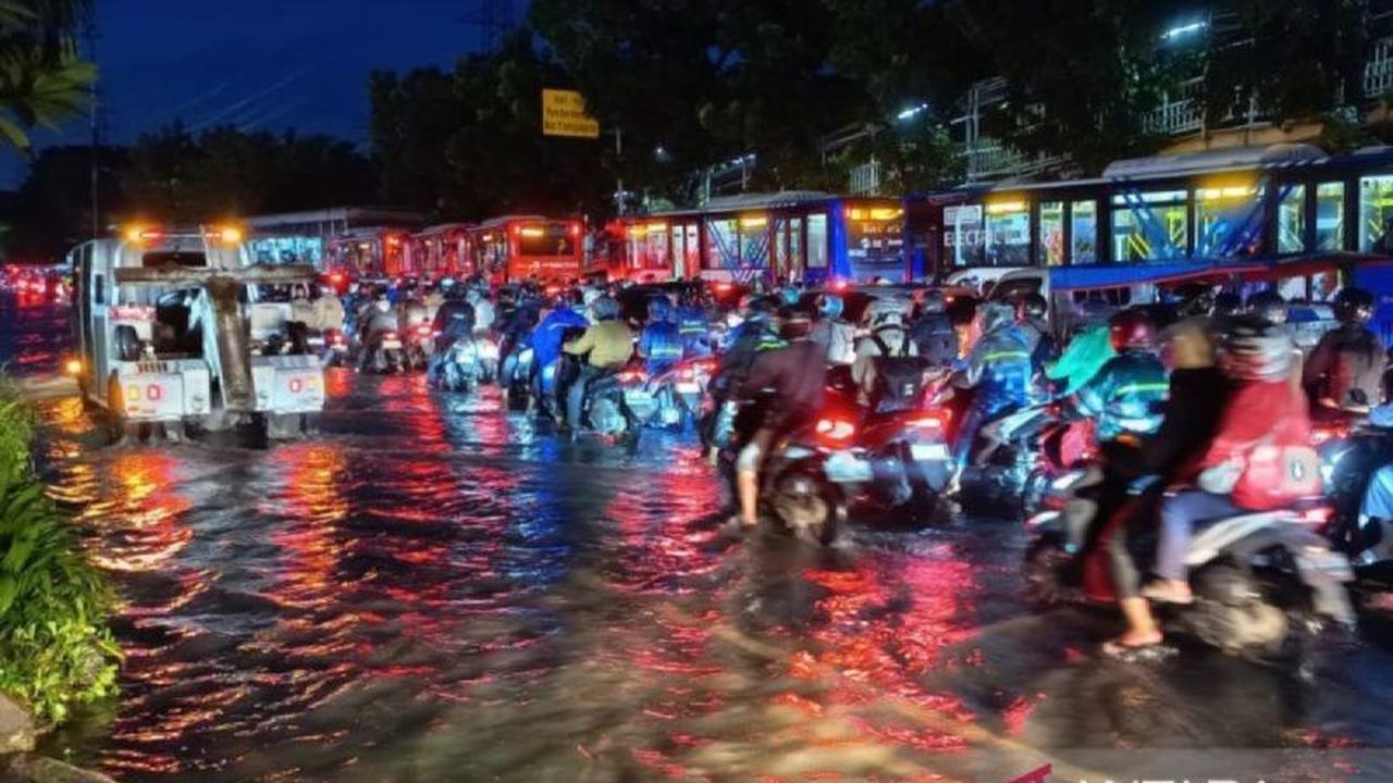 Akses Stasiun Halim Terdampak Banjir, KCIC Imbau Penumpang Whoosh Gunakan Jalur Alternatif