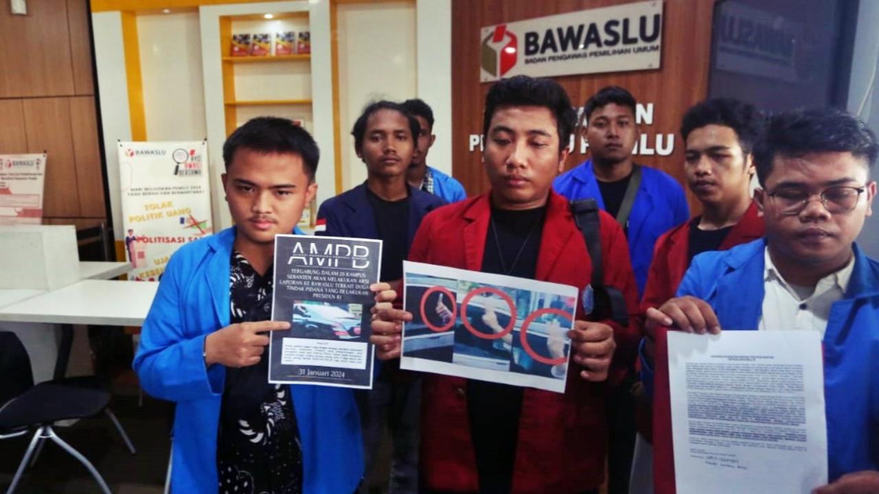 Aliansi Mahasiswa Provinsi Banten menyerahkan laporan pengaduan atas dugaan pelanggaran pidana yang dilakukan Presiden Jokowi yang menunjukan "Pose 2 jari" di kantor Badan Pengawas Pemilu (Bawaslu), Jakarta, Rabu (31/1/2204).<br>
