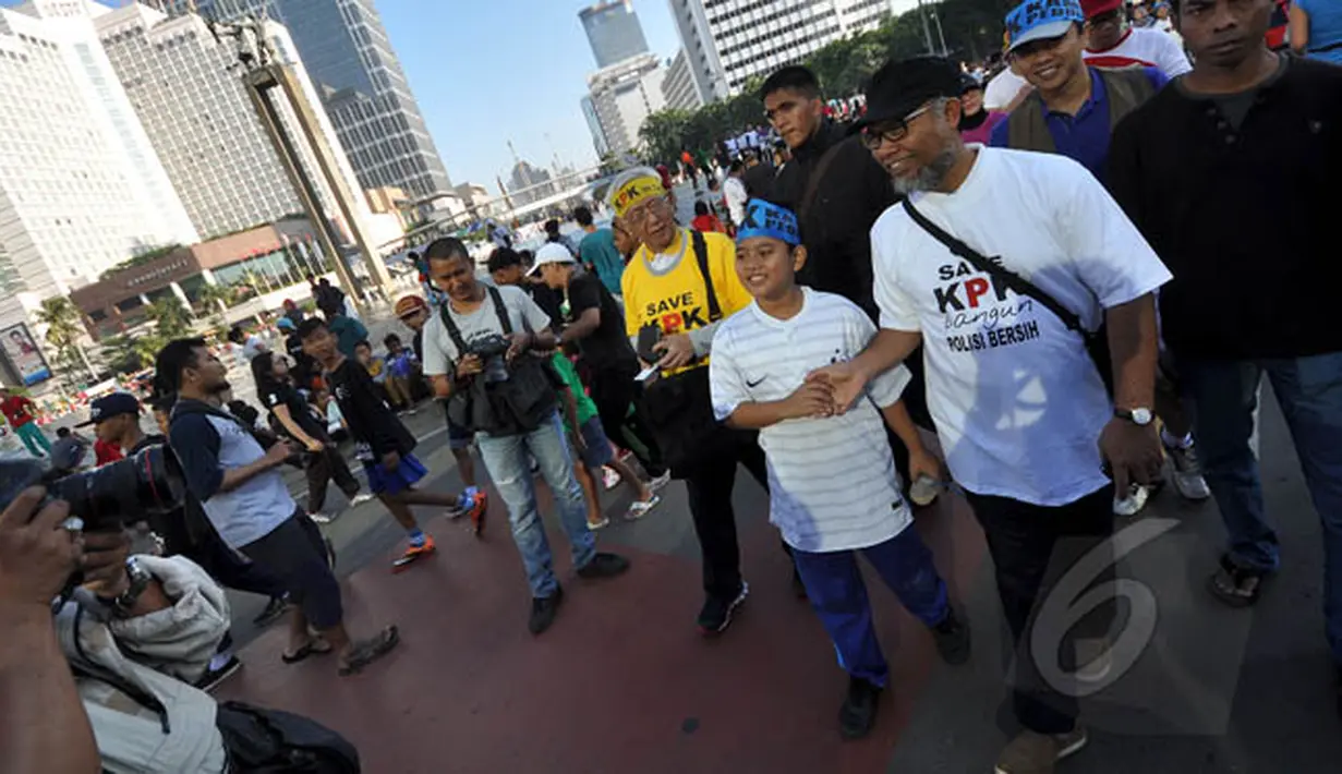 Wakil Ketua KPK nonaktif Bambang Widjojanto bersama ratusan akademisi menghadiri aksi gerakan "Save KPK" di Bundaran HI, Jakarta, Minggu (22/2/2015). (Liputan6.com/Faizal Fanani)