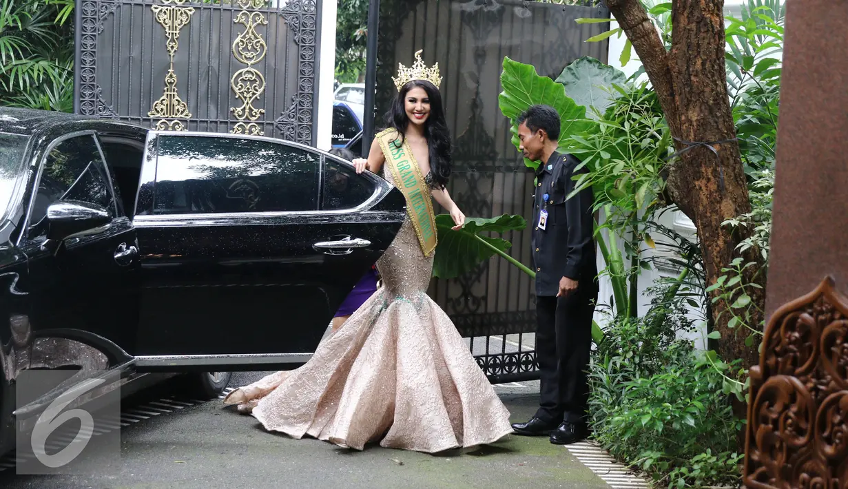 Miss Grand International 2016, Ariska Putri Pertiwi tiba di kawasan Menteng, Jakarta, Senin (21/11). Selain juara Miss Grand International 2016, Ariska juga menyabet The Best National Costume. (Liputan6.com/Herman Zakharia)