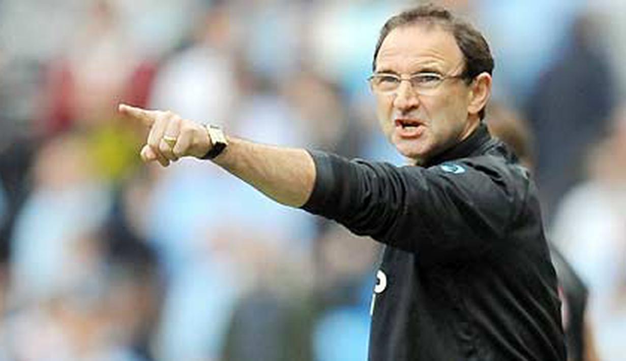 Gaya manajer Aston Villa Martin O'Neill saat memberi instruksi kepada para pemainnya di laga lanjutan EPL melawan Manchester City di City Of Manchester Stadium, 1 Mei 2010. AFP PHOTO / ANDREW YATES