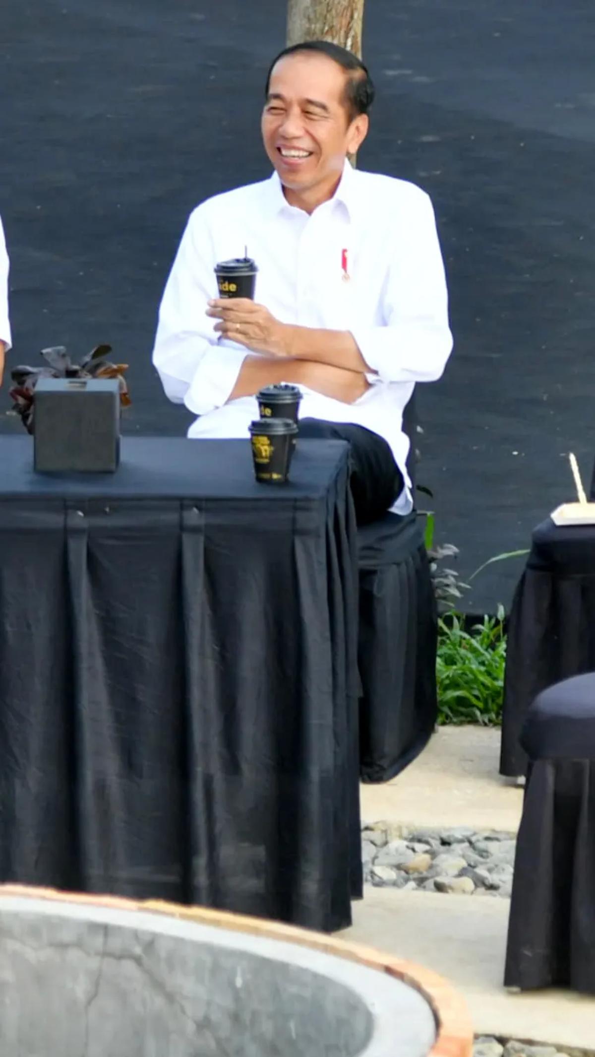 Namun, Presiden Jokowi mensyaratkan agar Shou Zi Chew bertemu terlebih dahulu dengan Menkop UKM untuk membahas kelanjutan nasib TikTok Shop di Indonesia.