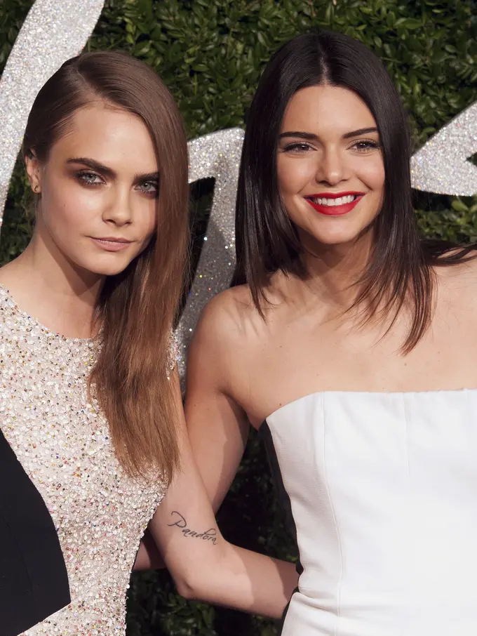 [Bintang] Kendall Jenner dan Cara Delevingne