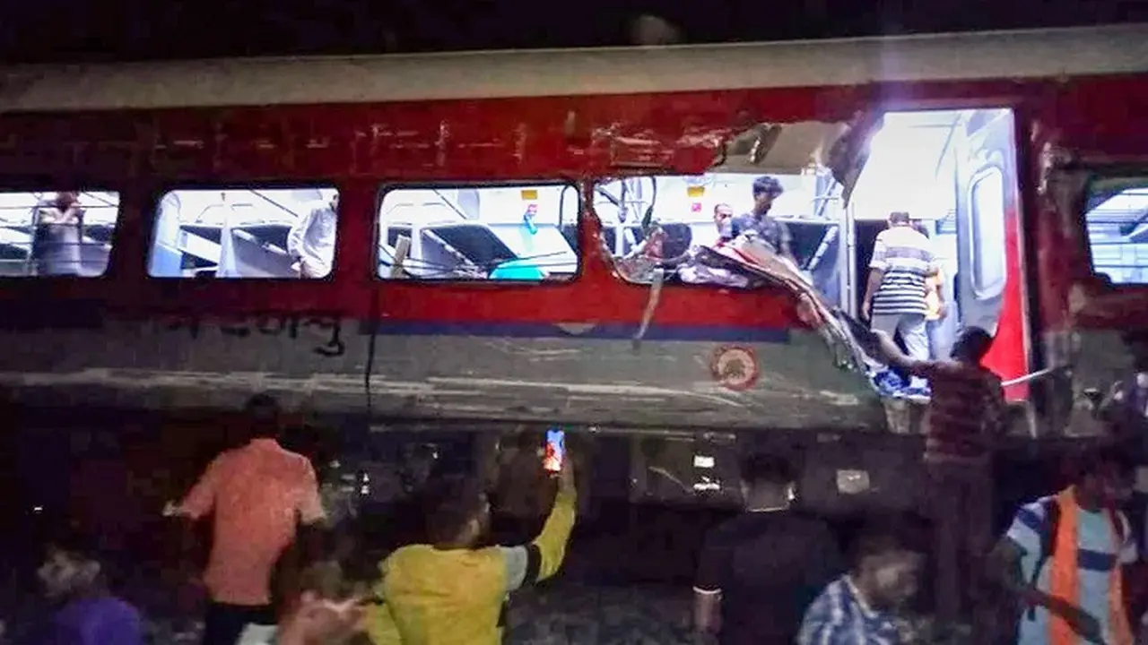 Kecelakaan kereta di India terjadi pada Jumat (2/6/2023) malam, tepatnya di Distrik Balasore, Negara Bagian Odisha. Lebih dari 200 orang tewas dan ratusan lainnya terluka. (Dok. Press Trust of India/AP)