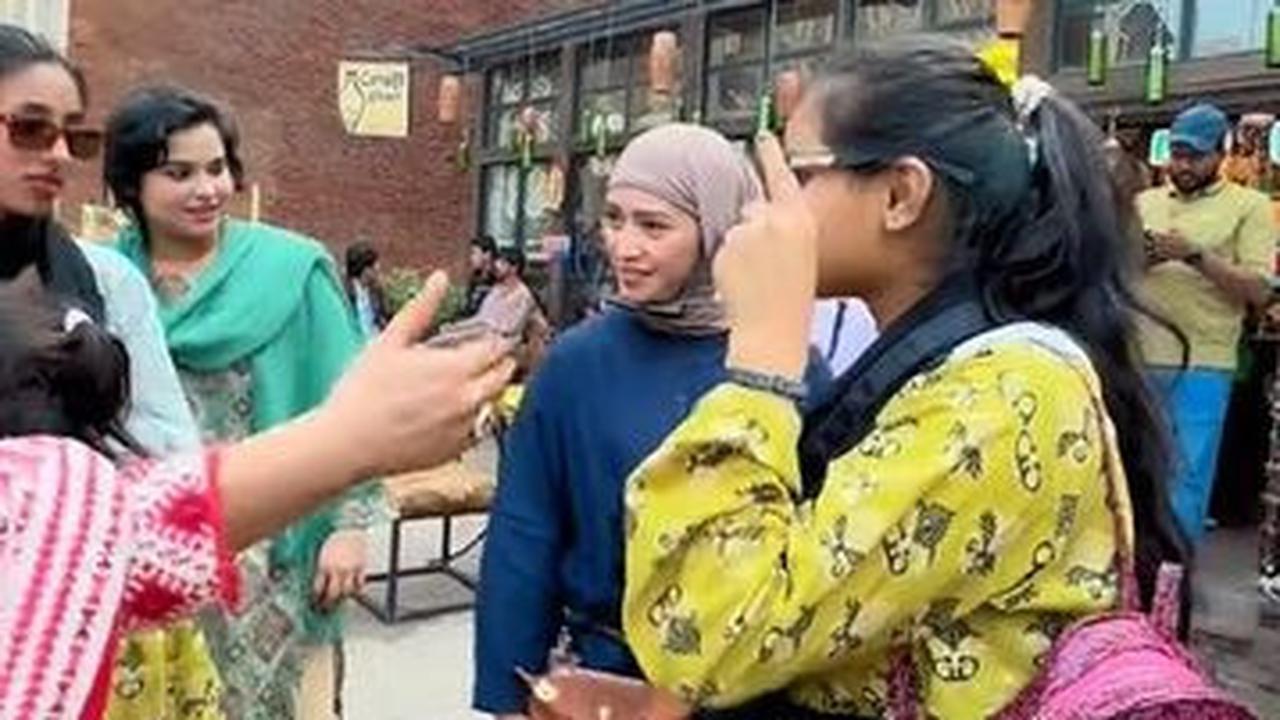 "Yang mau merasakan sensasi jadi artis, coba main-main ke Pakistan," tulis keterangan unggahan.