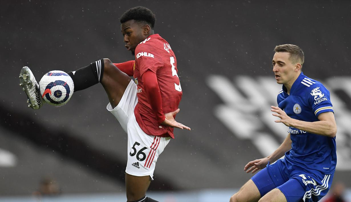 Gelandang Manchester United, Anthony Elanga (kiri) menguasai bola dibayangi bek Leicester City, Timothy Castagne dalam laga lanjutan Liga Inggris 2020/2021 pekan ke-35 di Old Traffod Stadium, Manchester, Selasa (11/5/2021). Manchester United kalah 1-2 dari Leicester. (AP/Peter Powell/Pool)
