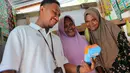 Ragaia Sosir menjalankan peran sebagai BRILink Agen di Kampung Arar, Sorong, Papua Barat Daya. Melalui kiosnya, warga dapat melakukan sejumlah transaksi seperti penarikan, pengisian saldo, pembelian pulsa dan token listrik tanpa harus menyeberang dan bepergian jauh. (Sumber: BRI/Advertorial)