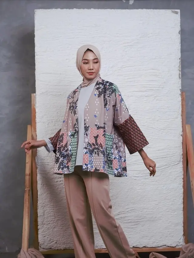 7 Model Cardigan dengan Outer Batik yang Elegan dan Stylish