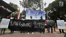 Aktivis WALHI  membentangkan spanduk dalam aksi protes pembakaran hutan di depan Kantor KLHK, Jakarta, Senin (27/8). WALHI menuntut pemerintah menegakkan hukum bagi korporasi pembakar hutan yang berlangsung setiap tahun. (Merdeka.com/Iqbal S. Nugroho)