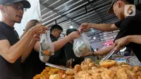 Sekitar pukul 16.00 WIB, warga mulai memadati 'pasar' yang hanya tersedia selama bulan Ramadan. (Liputan6.com/Herman Zakharia)
