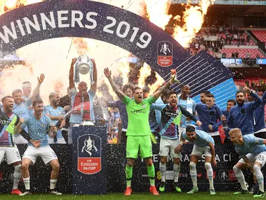 Selebrasi pemain Manchester City setelah berhasil mengalahkan Watford dan keluar sebagai juara Piala FA 2019 yang berlangsung di Wembley Stadium, London, Sabtu (18/5/2019). Manchester City berada diposisi delapan klub dengan raiah Piala FA terbanyak dengan mengoleksi 6 trofi Piala FA pada musim 1903/1904, 1933/1934, 1955/1956, 1968/1969, 2010/2011, 2018/2019. (AFP/Daniel Leal)