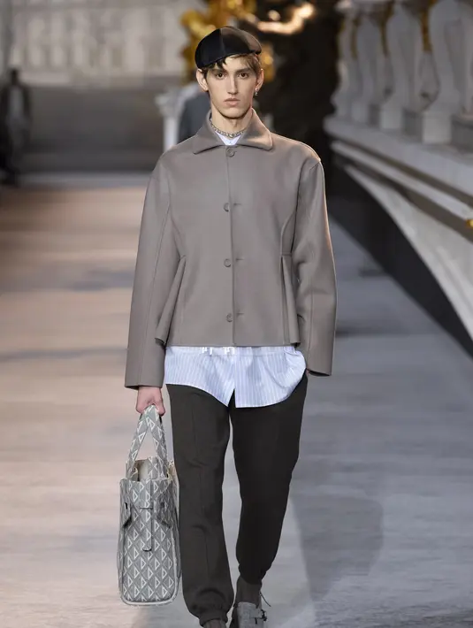 Simbol khas Dior sendiri tidak pernah lupa disematkan dalam setiap koleksi, seperti bentuk bintang, mawar, the cannage, leopard, the lily of the valley, dan chain. Simbol-simbol ini menghubungkan masa lalu dengan hari ini. Foto: Document/Dior.