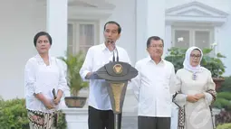 Presiden Jokowi yang ditemani Wakil Presiden, Jusuf Kalla beserta istri mengumumkan jabatan menteri yang akan memimpin 34 departemen (Liputan6.com/Herman Zakharia) 