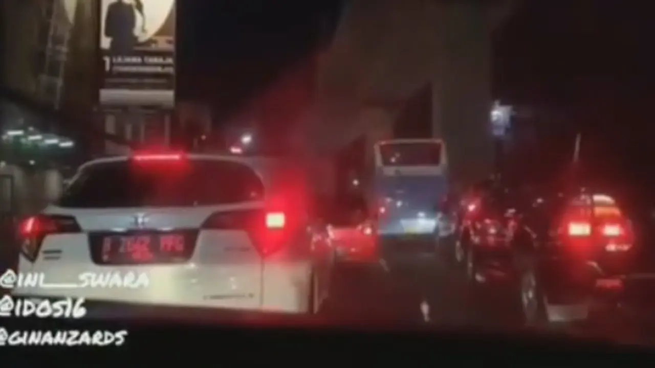 Seorang pengendara mobil terlihat membuang sampah sembarang